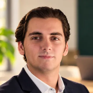 Portrait of Manuel Sampedro, with the light and background edited with AI
